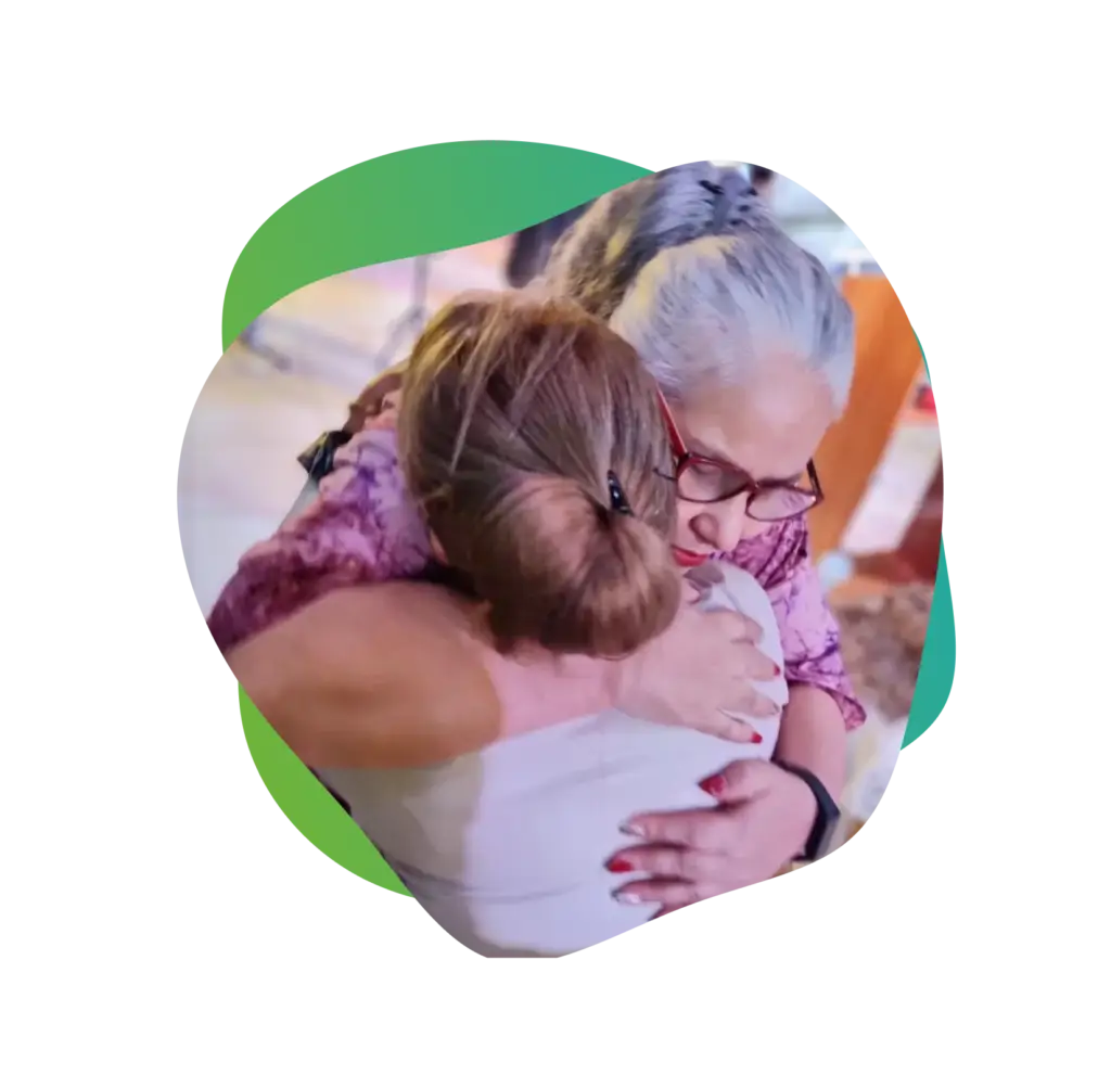 Abrazo entre dos señoras